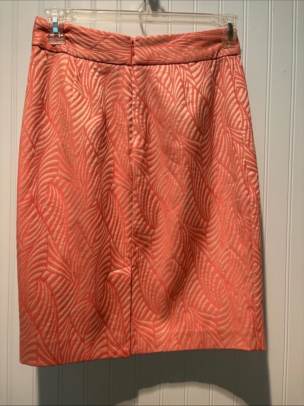 Calvin Klein Women’s Pencil Skirt in Peach Pink Jacquard Sheen Leaf Print Sz 4